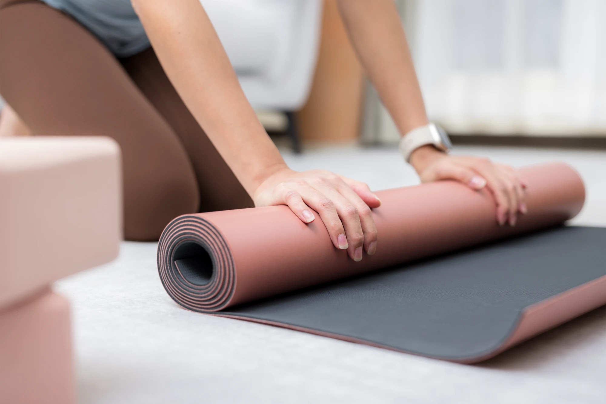 nathaly-hand-roll-up-yoga-mat-at-home